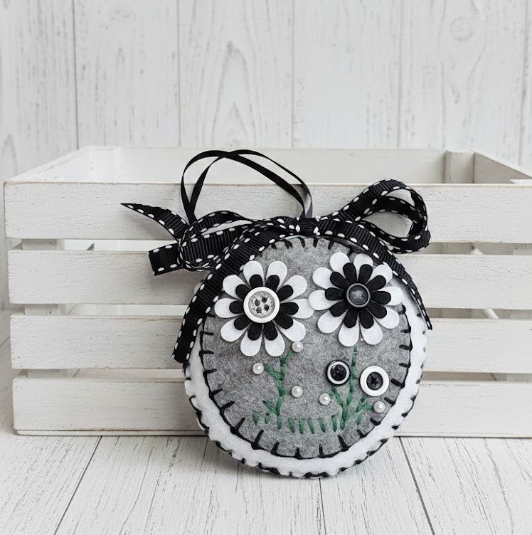 Felt embroidery round ornament black & white flowers