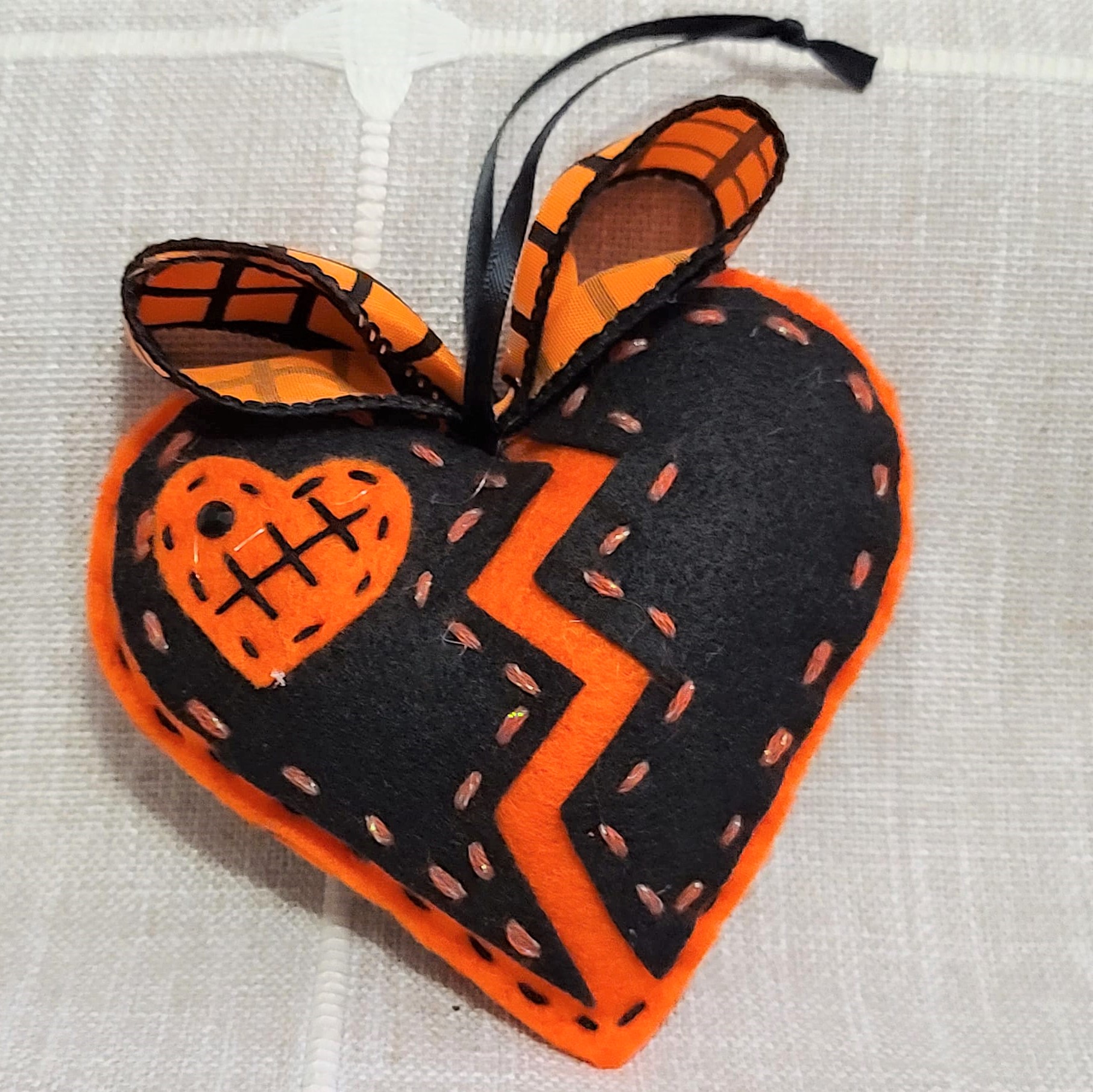 Halloween felt brokent heart ornament 2 sided black orange - Click Image to Close