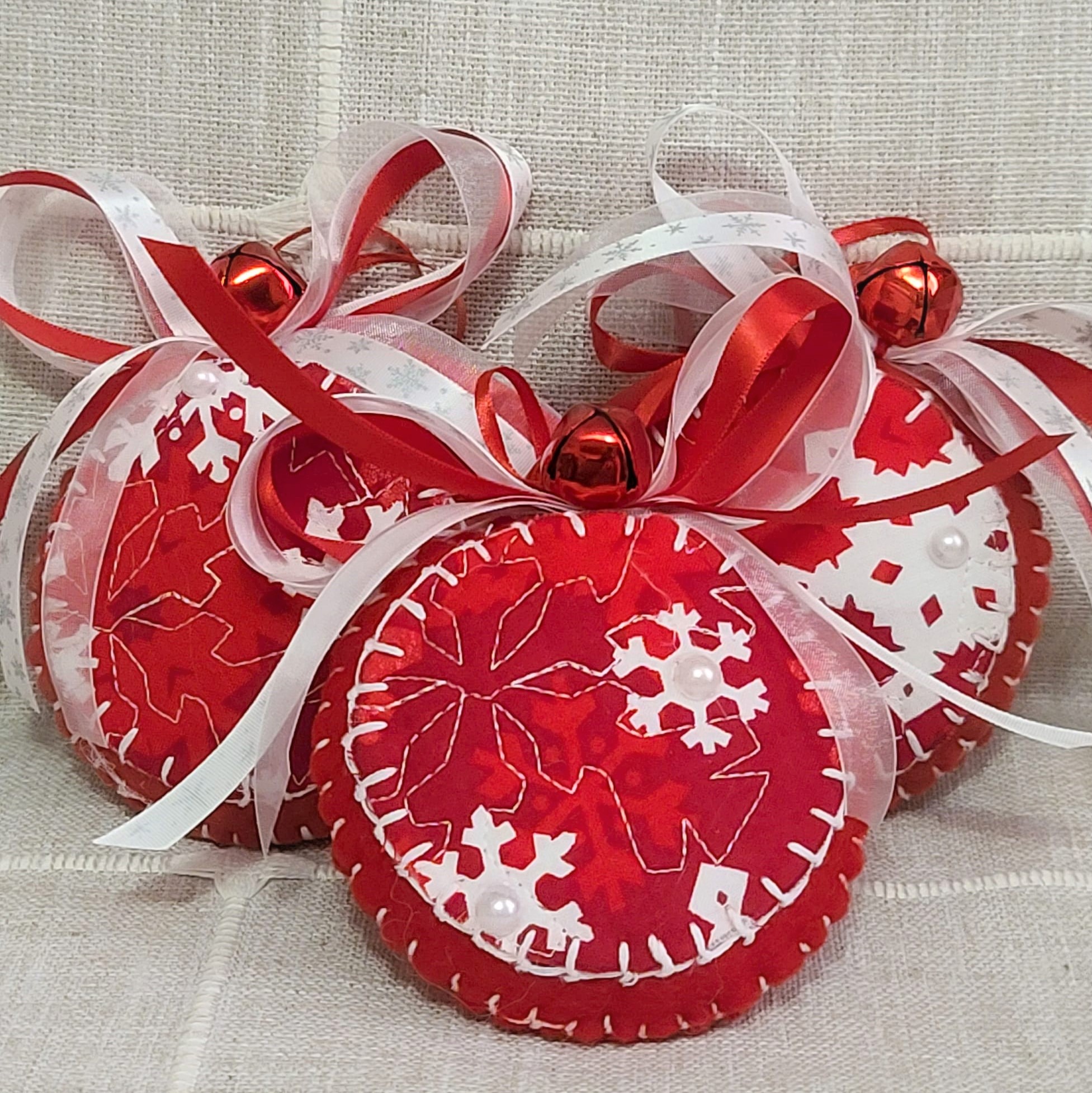 Red & white snowflake quilt & felt round ornament- snowflake bow - Click Image to Close
