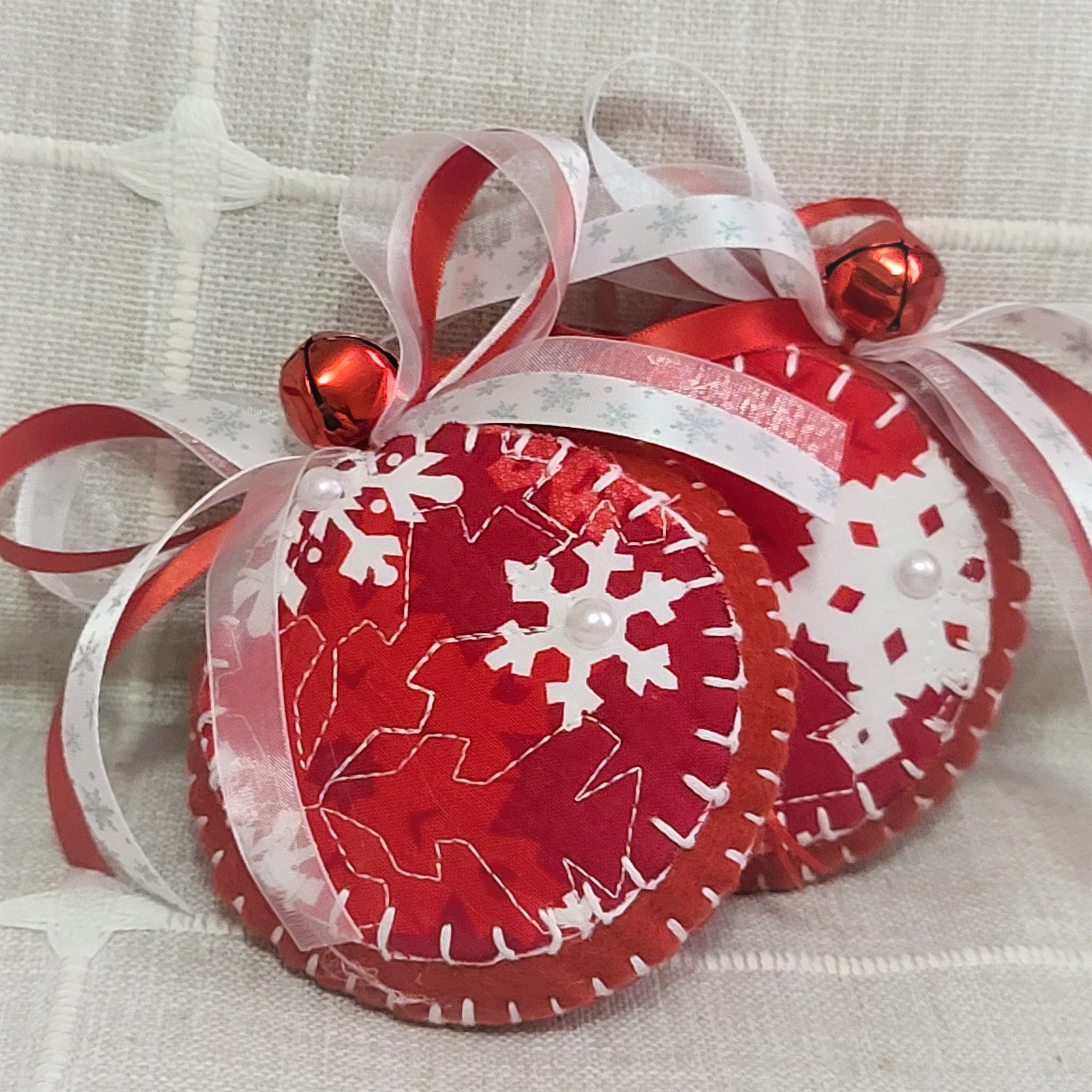 Red & white snowflake quilt & felt round ornament- snowflake bow