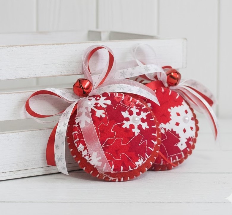 Red & white snowflake quilt & felt round ornament- snowflake bow