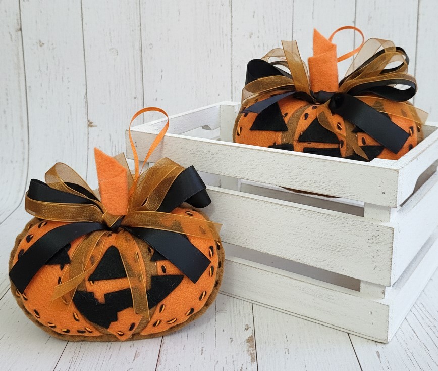 Felt pumpkin ornament - jack o lantern