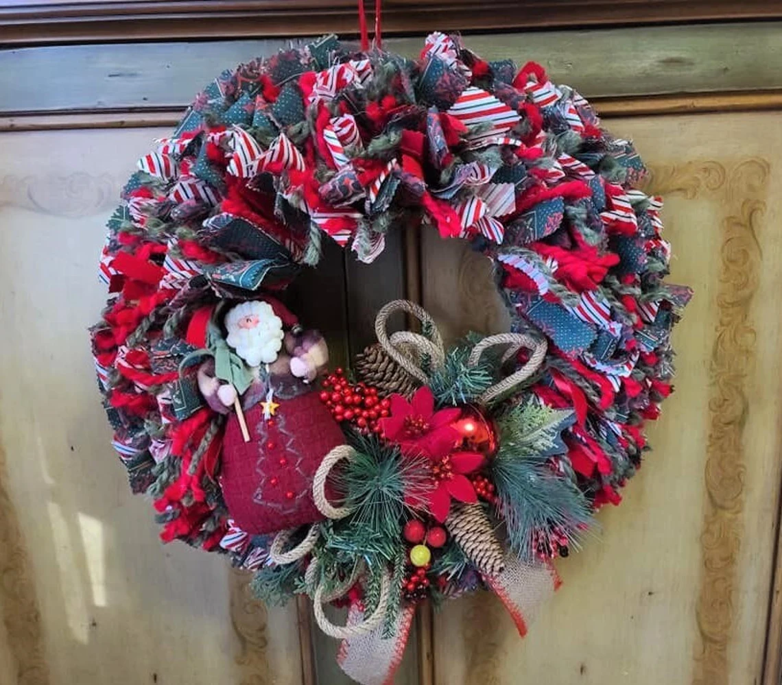 Christmas Rag Wreath with mixed fibers, felt and fabric