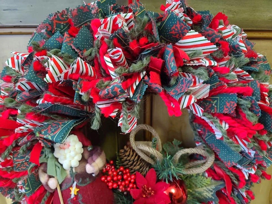 Christmas Rag Wreath with mixed fibers, felt and fabric
