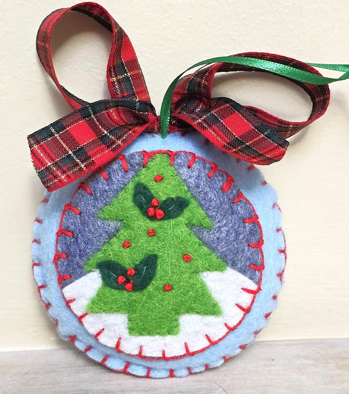 Felt evergreen tree round ornament, embroidery, glass bead accents - Click Image to Close