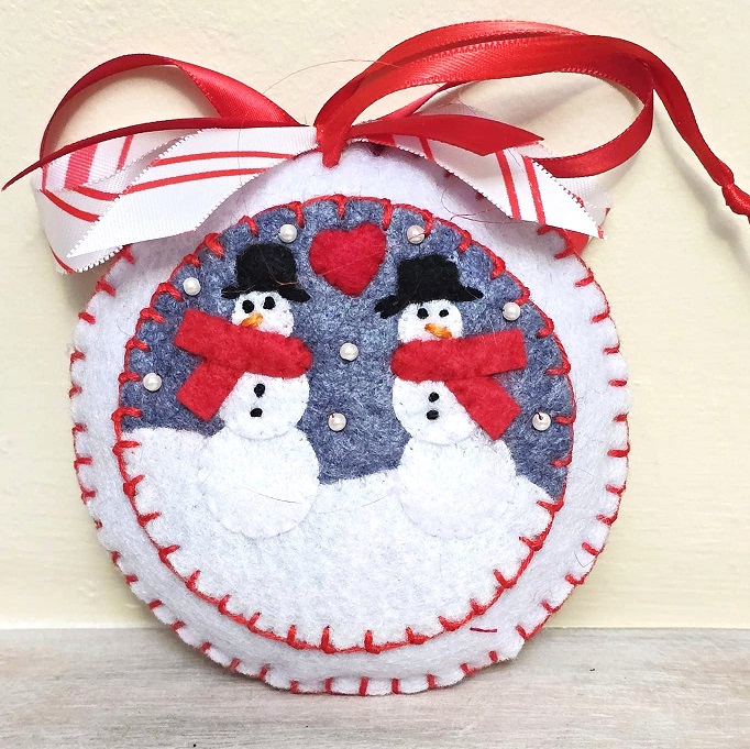 Felt ornament, handmade snowmans in snow - with red heart, love - Click Image to Close