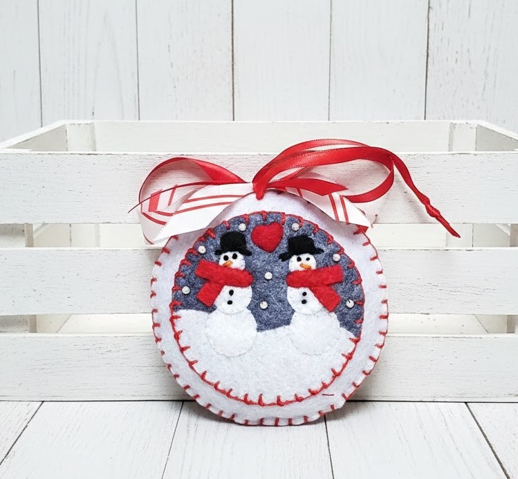 Snowman felt ornament - 2 Snowmen with heart