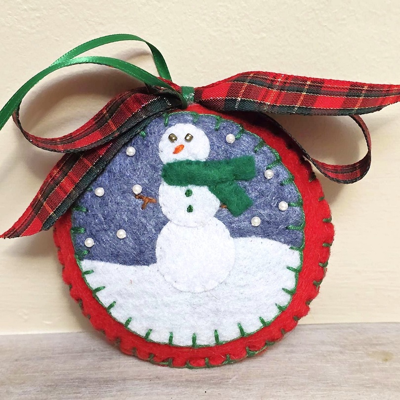 Felt ornament, handmade snowman in snow - green scarf - Click Image to Close