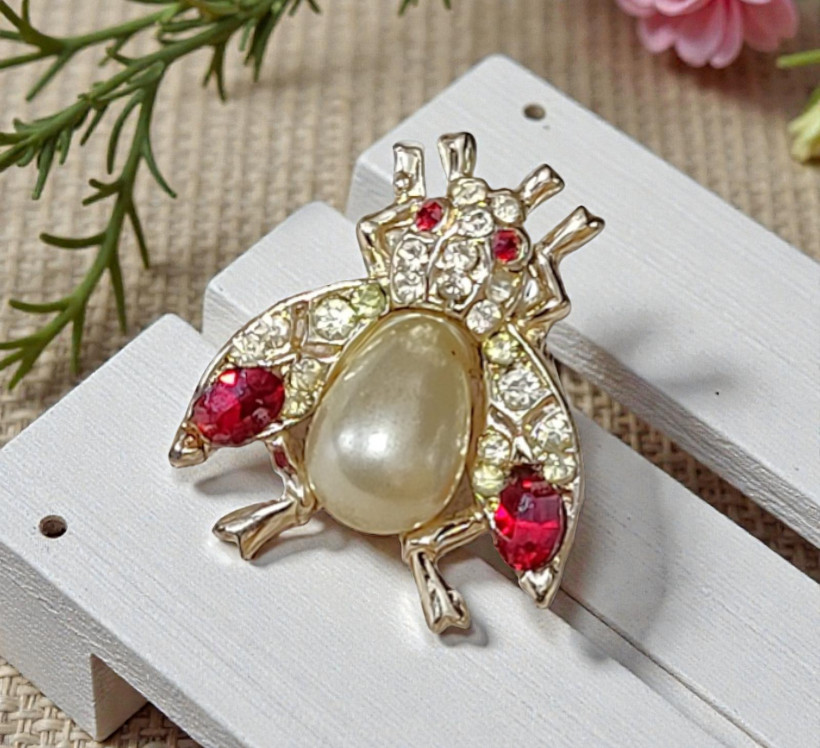 Red rhinestone goldtone vintage bee bug pin