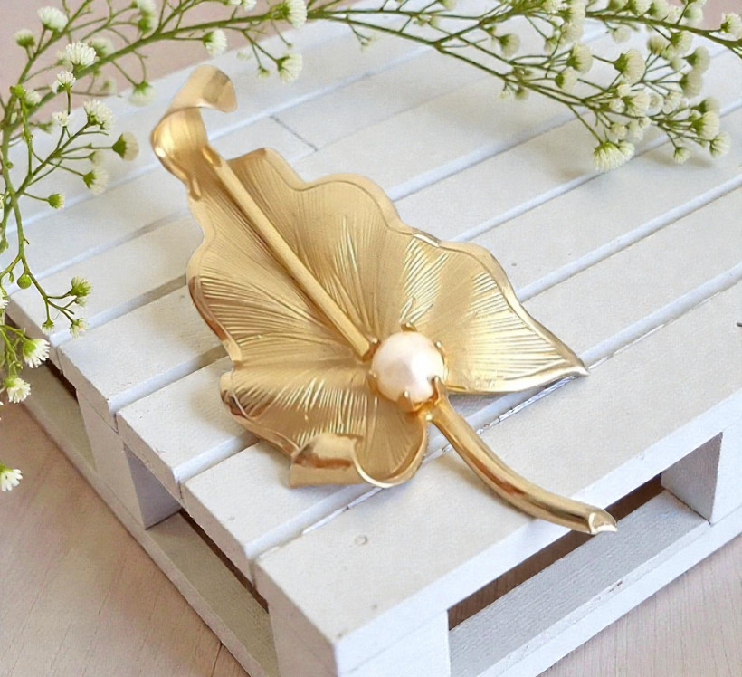 Leaf brooch, vintage pin, goldtone with center pearl