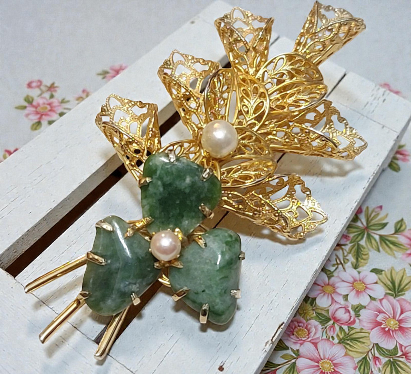 Vintage jade shamrock pin, 3 leaf clover pin, jade gemstone, pin size 4 1/2 inches long