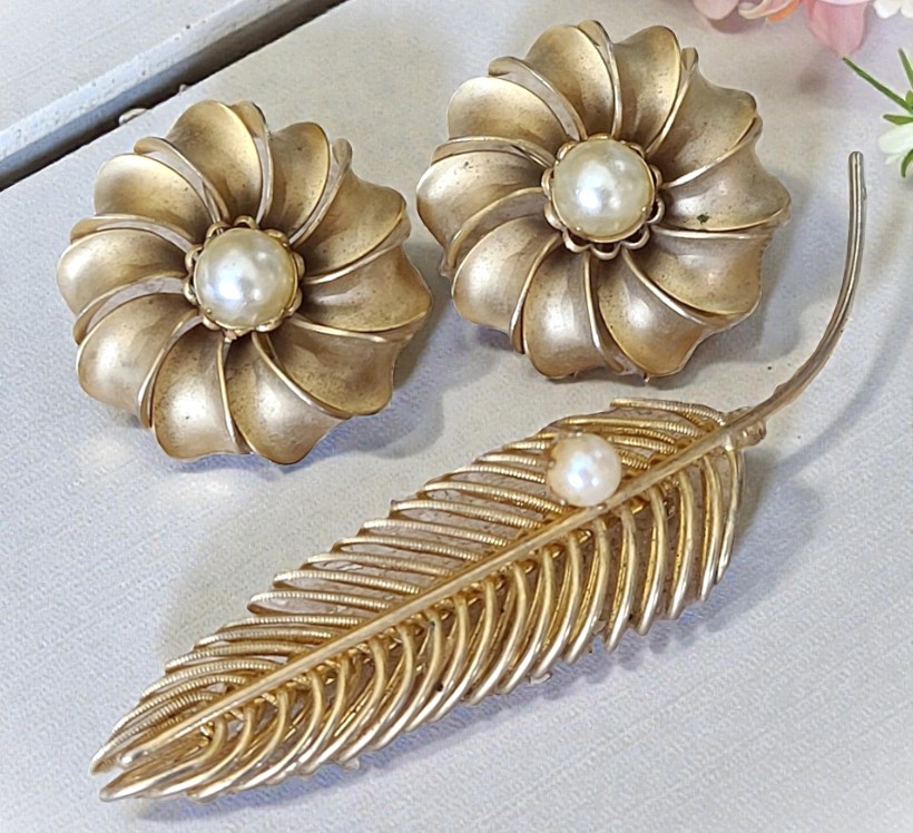 Vintage Satin Gold Brooch and Earrings with Pearl Vintage Satin Gold Brooch and Earrings with Pearl