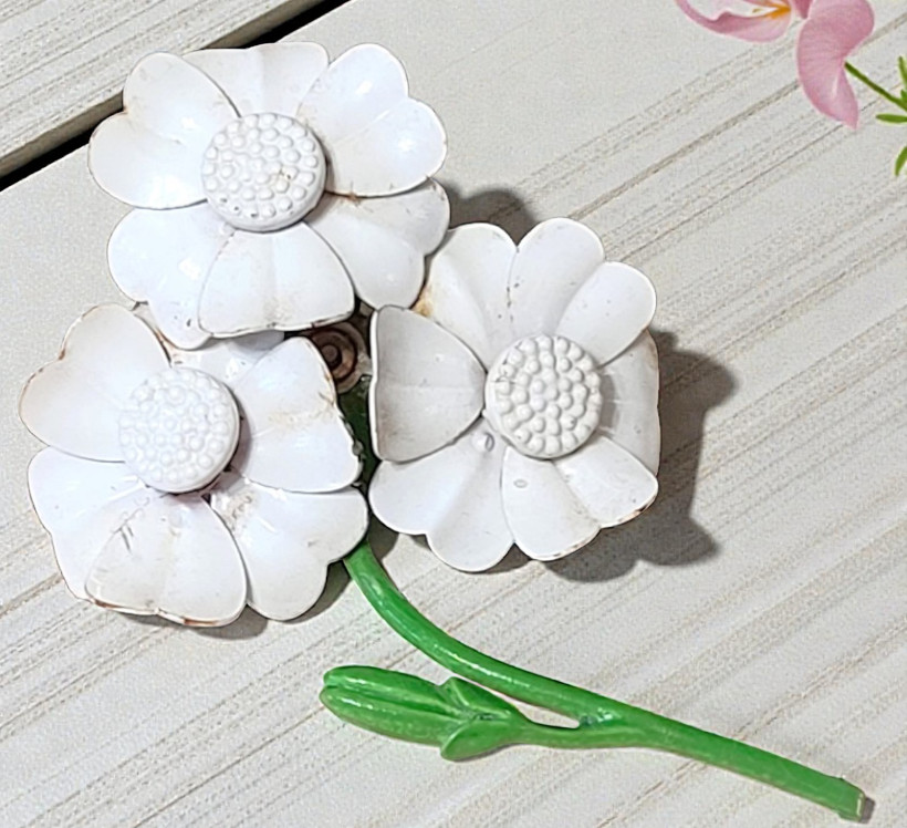 White enamel pin, vintage pin with 3 white flowers