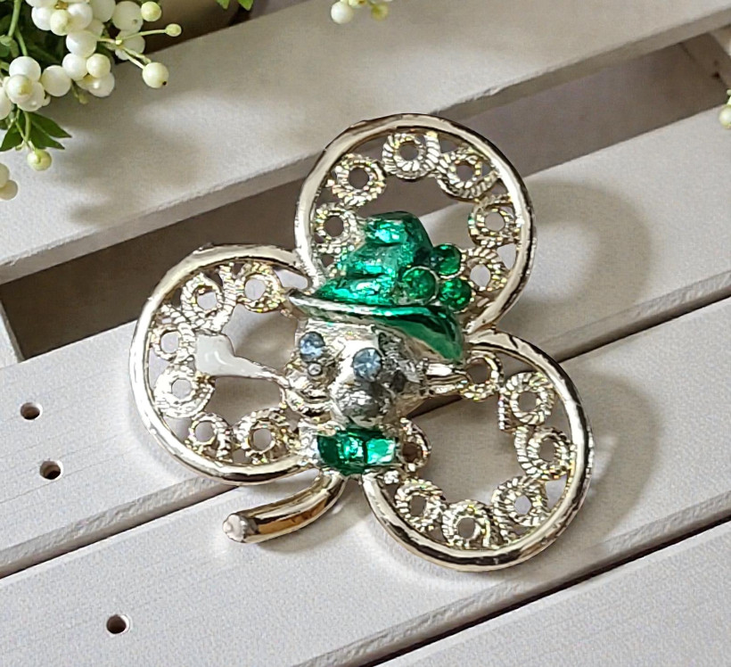 St Patrick's day Irish clover pin