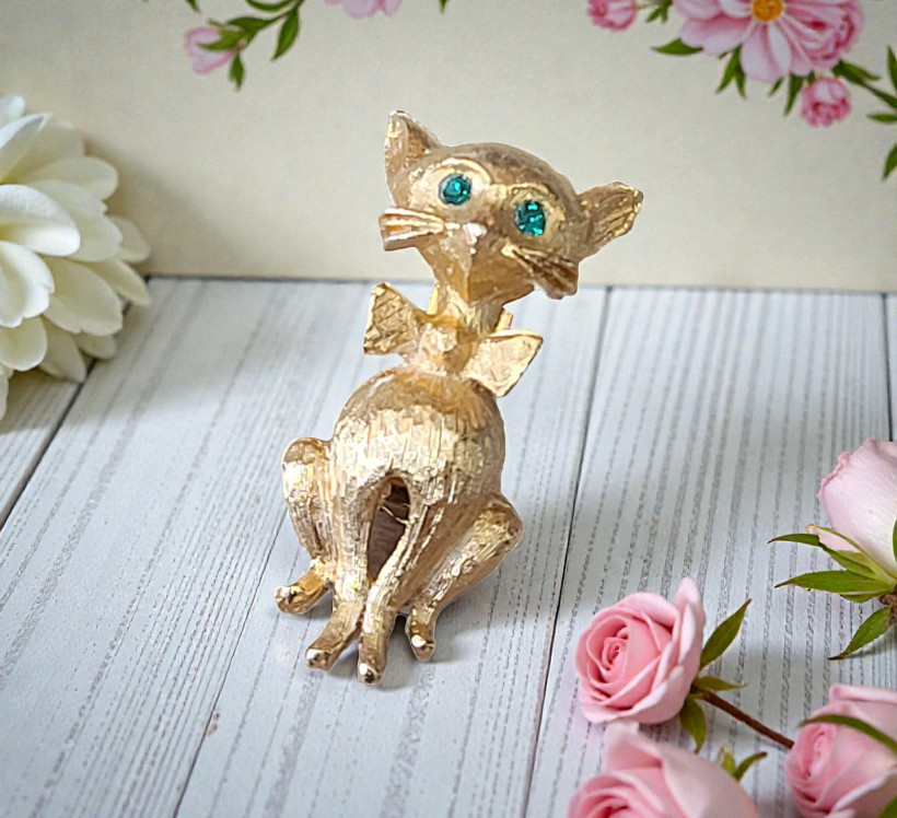 Goldtone vintage cat with green rhinestone eyes