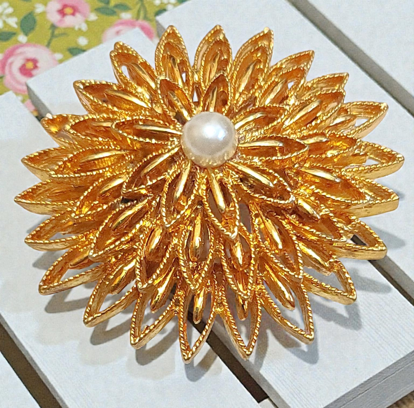 Vintage sunburst pin, brooch, goldtone with pearl center