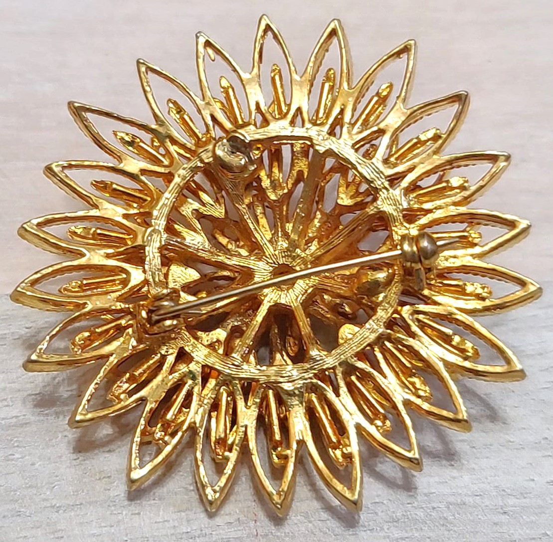 Vintage sunburst pin, brooch, goldtone with pearl center