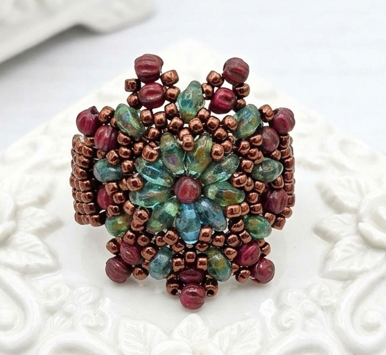 Miyuki Glass Green and Red Sunburst Ring Sz 8 1/2