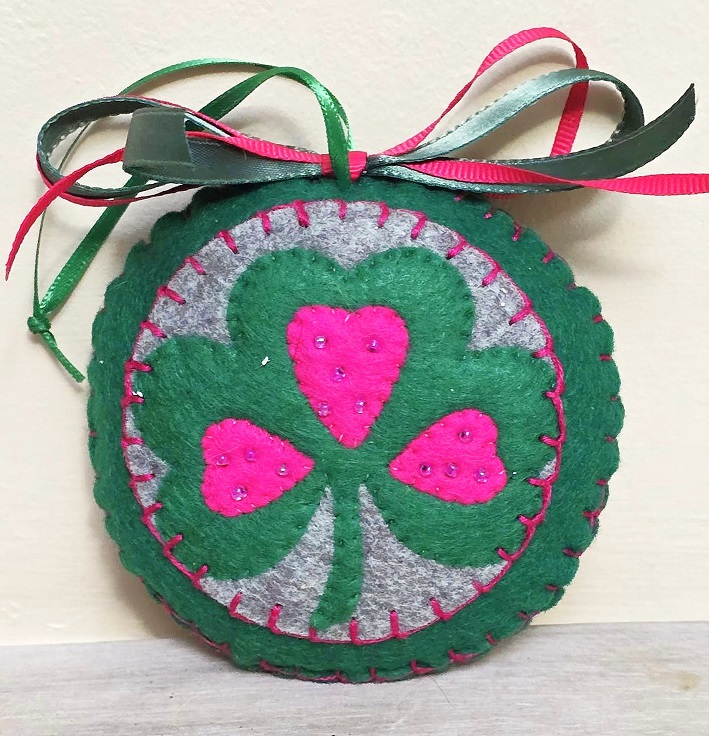Handmade felt ornament, St Patricks day ornament, felt shamrock ornament, embroidered ornament, green shamrock ornament - Click Image to Close