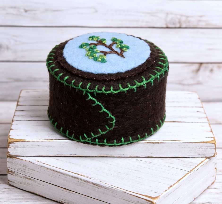 Handmade keepsake box, felt trinket box with lid, dresser decor, sewing gift, jewelry gift Handmade keepsake box, felt trinket box with lid, dresser decor, sewing gift, jewelry gift