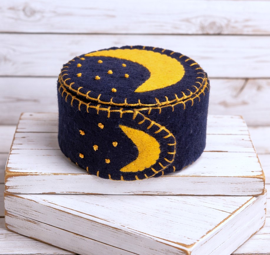 Handmade keepsake box, felt trinket box with lid, dresser decor, sewing gift, jewelry gift