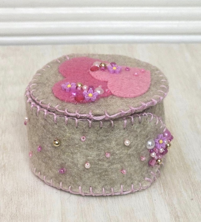 Handmade keepsake box, felt trinket box with lid, dresser decor, sewing gift, jewelry gift