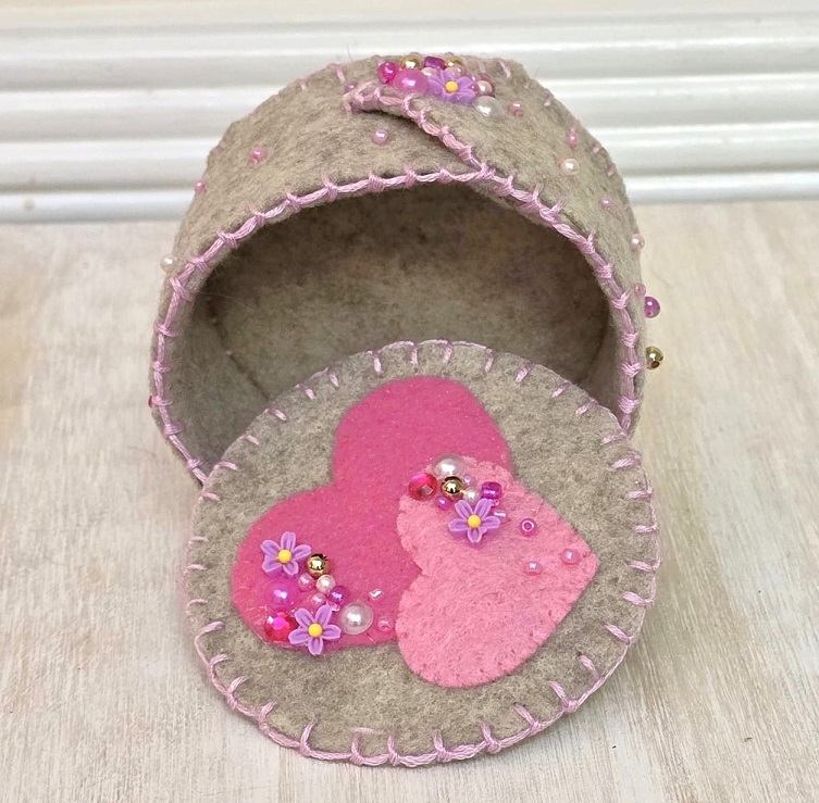 Handmade keepsake box, felt trinket box with lid, dresser decor, sewing gift, jewelry gift