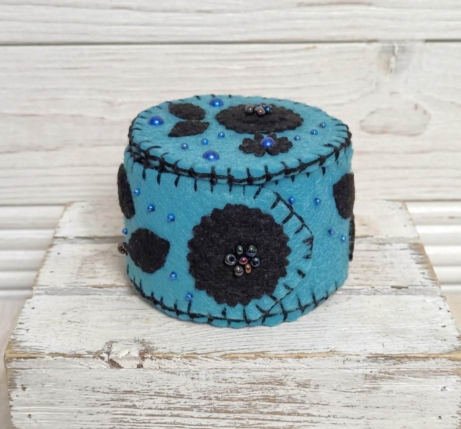 Handmade keepsake box, felt trinket box with lid, dresser decor, sewing gift, jewelry gift